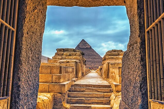 From Cairo: Giza Pyramids, Sphinx, Saqqara and Memphis Tour